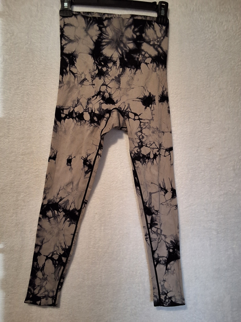 Tie-Dye High-Waist Leggings in Black and Cream